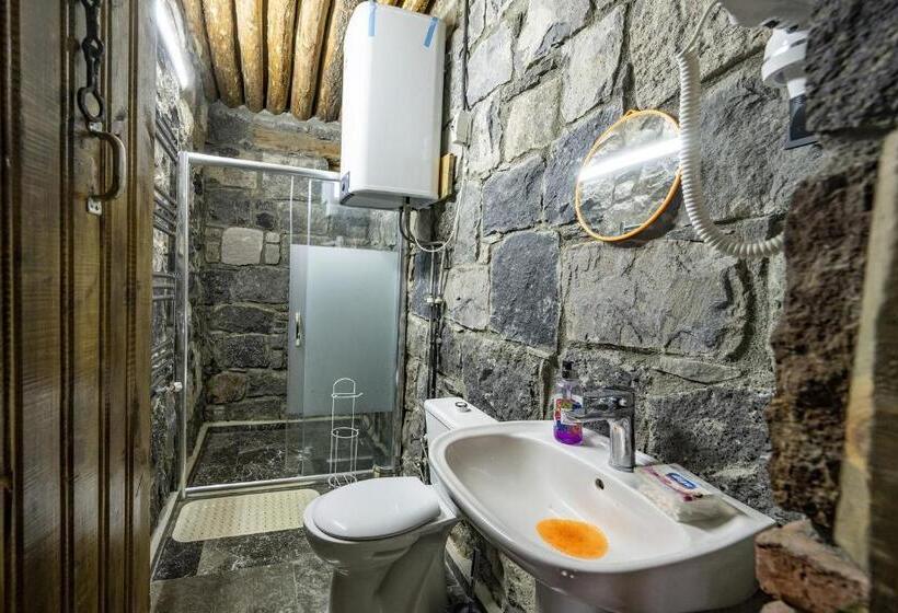 اتاق استاندارد چهار تخته, Doğunun Taş Evleri