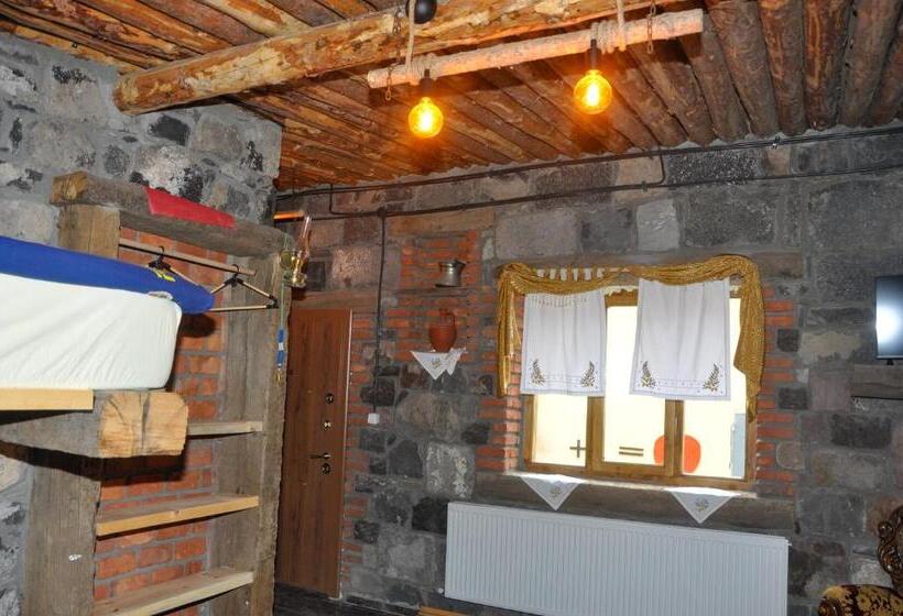 اتاق استاندارد چهار تخته, Doğunun Taş Evleri