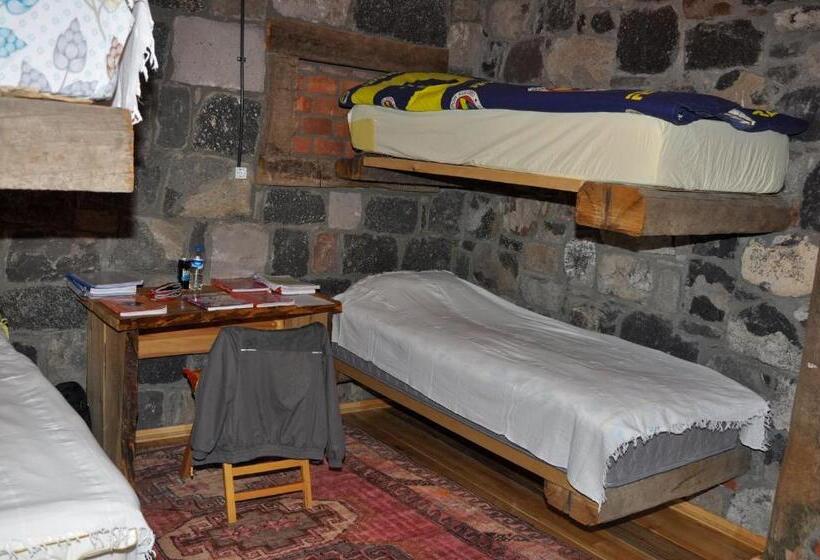 اتاق استاندارد چهار تخته, Doğunun Taş Evleri