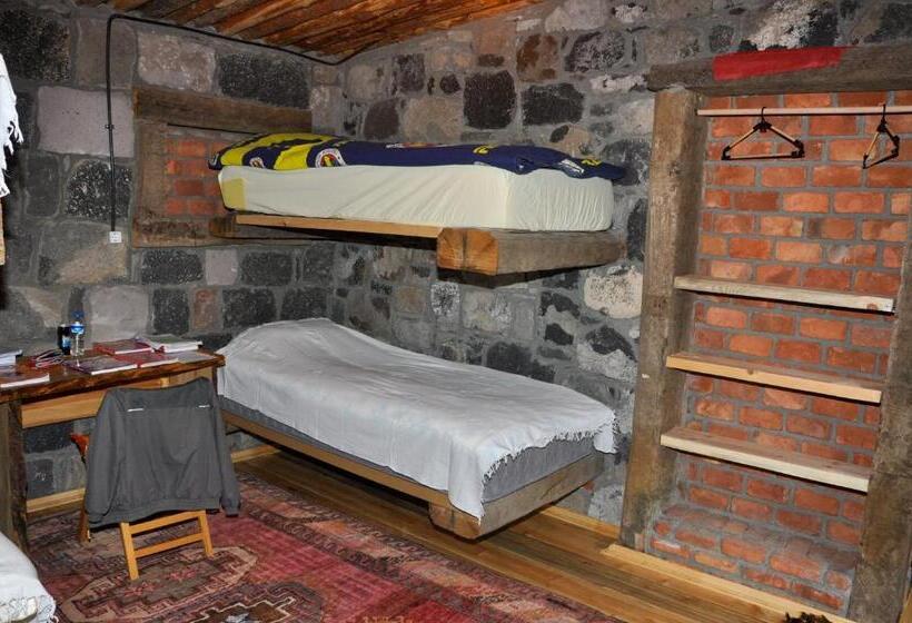 اتاق استاندارد چهار تخته, Doğunun Taş Evleri