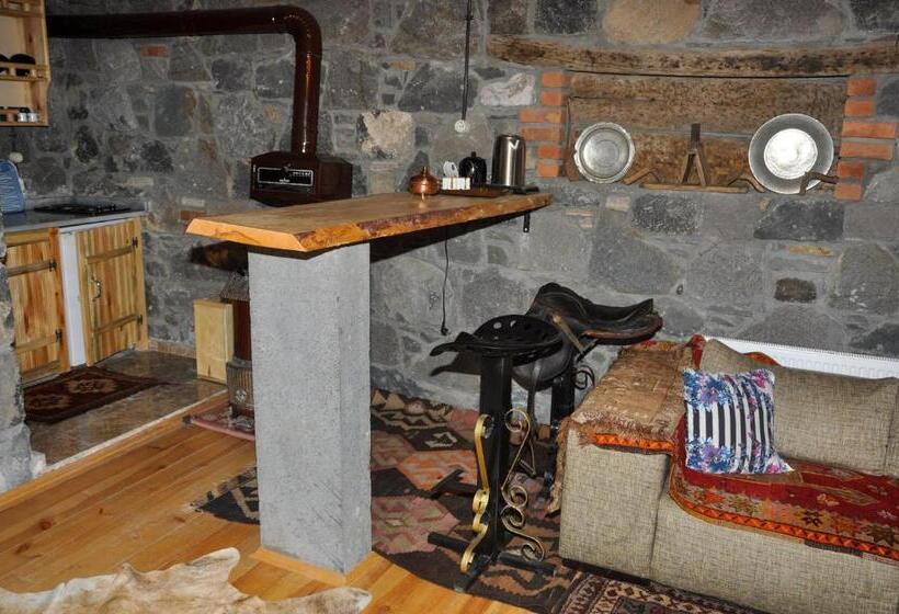 اتاق لوکس, Doğunun Taş Evleri