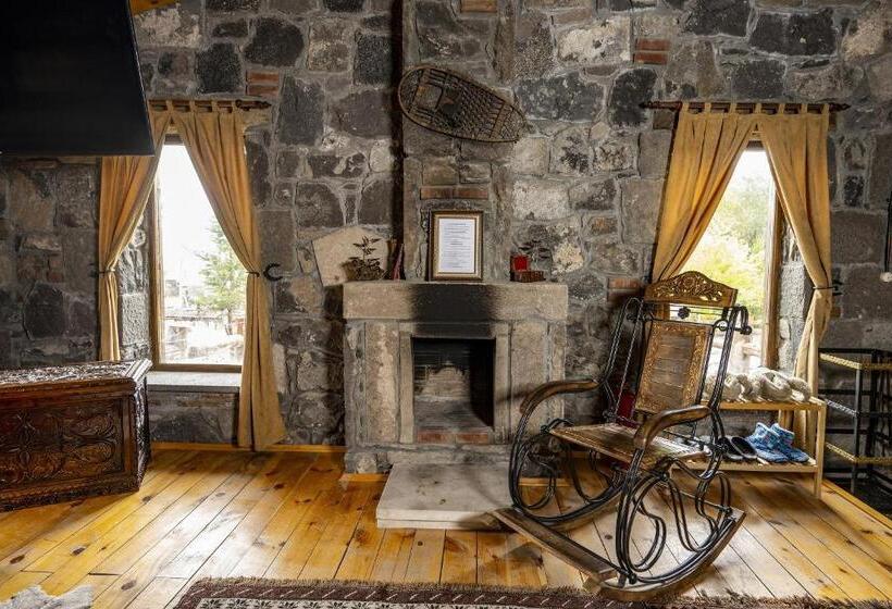 اتاق لوکس, Doğunun Taş Evleri