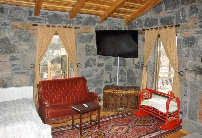 اتاق لوکس, Doğunun Taş Evleri