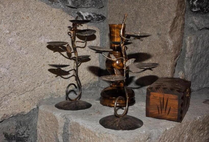 اتاق لوکس, Doğunun Taş Evleri