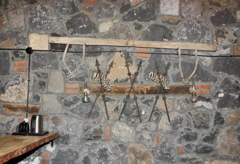 اتاق لوکس, Doğunun Taş Evleri