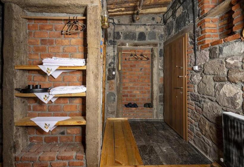 اتاق استاندارد چهار تخته, Doğunun Taş Evleri