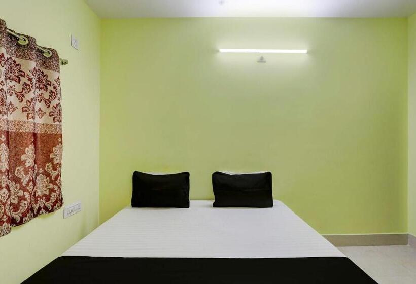 اتاق کلاسیک سه تخته, Oyo Gurukrupa Lodge