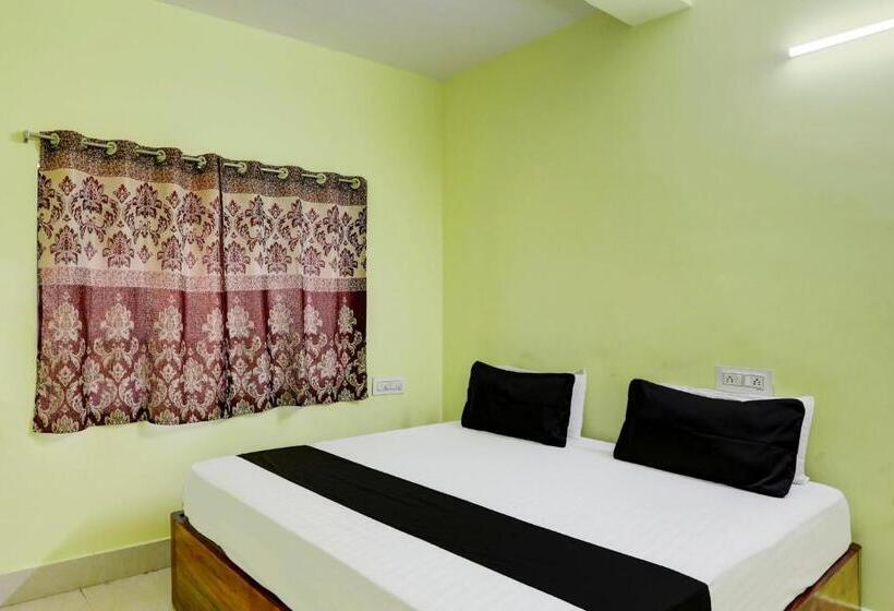 Pokój Trzyosobowy Klasyczny, Oyo Gurukrupa Lodge