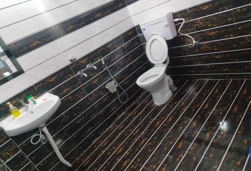 חדר קלאסי לשלושה, Sun City