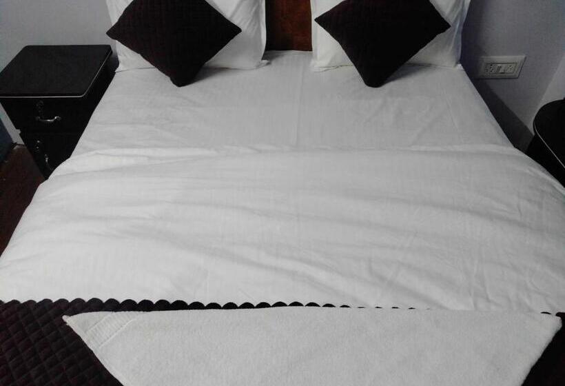 חדר קלאסי לשלושה, Sun City