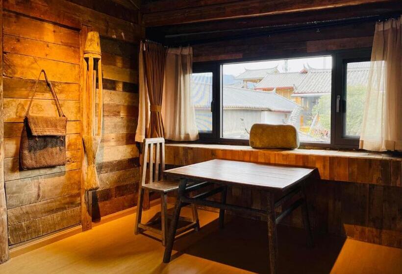 سوییت لوکس, Qushe Snowy Mountain View Art B&b