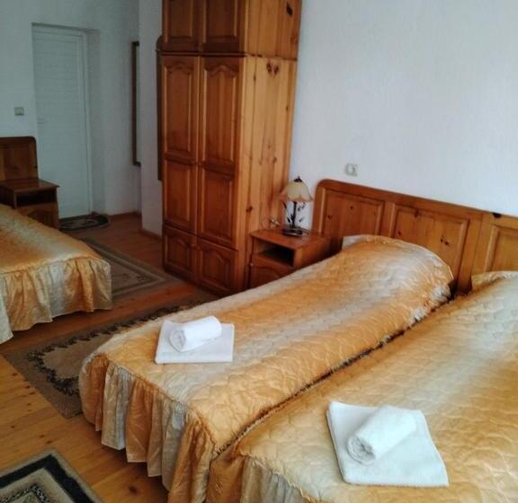 חדר סטנדרט לשלושה עם מרפסת, хотел дончев