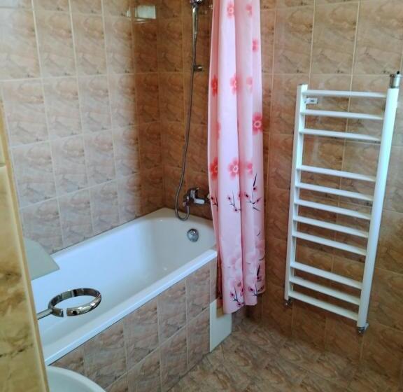 חדר סטנדרט לשלושה עם מרפסת, хотел дончев