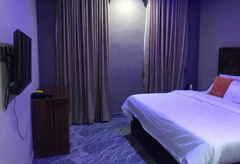 Deluxe Room, Connery Homes