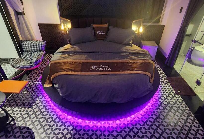 اتاق لوکس با بالکن, Punita