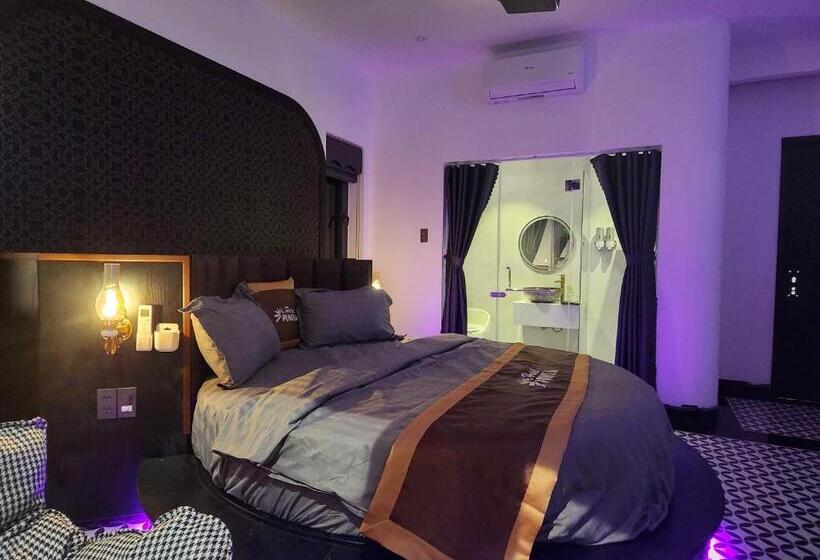 اتاق لوکس با بالکن, Punita