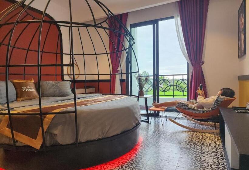 اتاق لوکس با تخت بزرگ, Punita