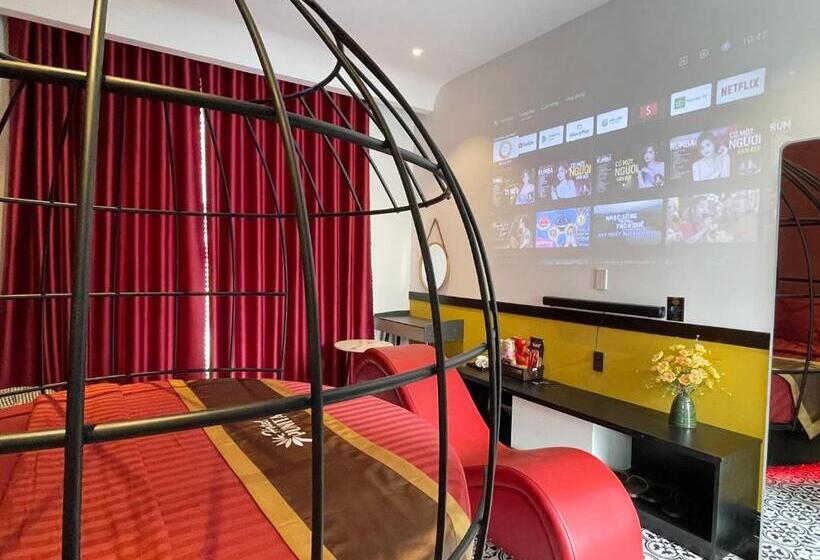 اتاق لوکس با تخت بزرگ, Punita