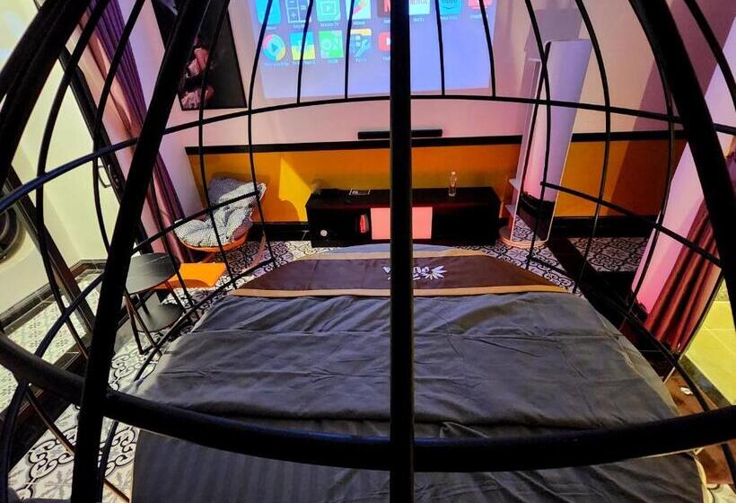 اتاق لوکس با تخت بزرگ, Punita