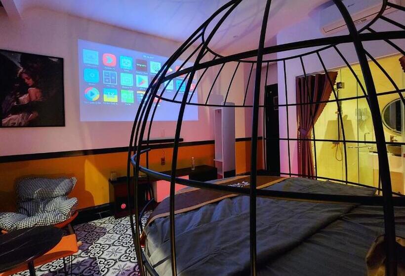 اتاق لوکس با تخت بزرگ, Punita