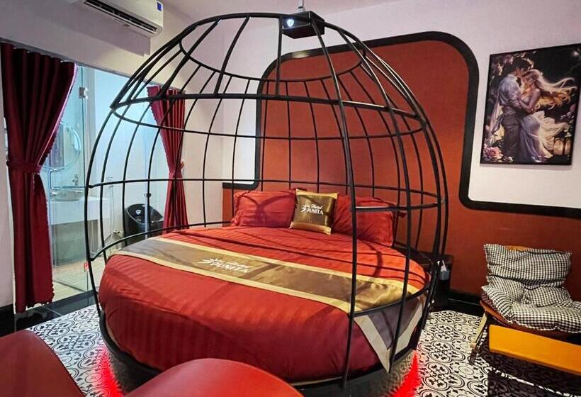 اتاق لوکس با تخت بزرگ, Punita