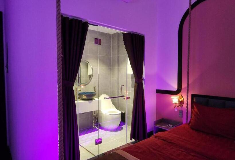 اتاق لوکس با بالکن, Punita