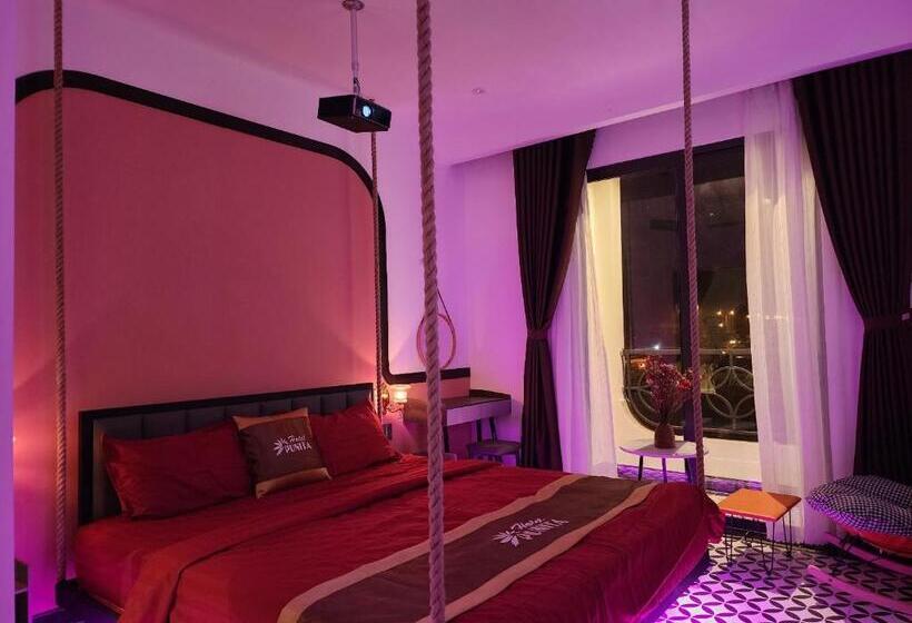 اتاق لوکس با بالکن, Punita