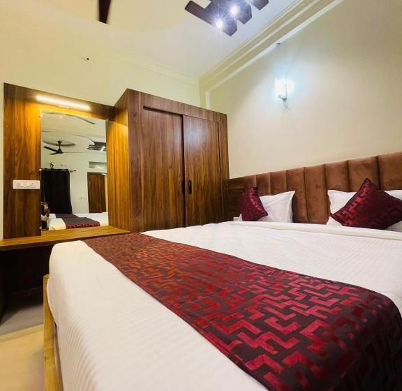 חדר דלוקס לארבעה, Boss Palace