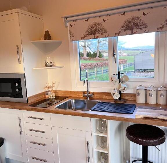 بنجلو عائلى, Capledrae Farmstay Shepherds Huts