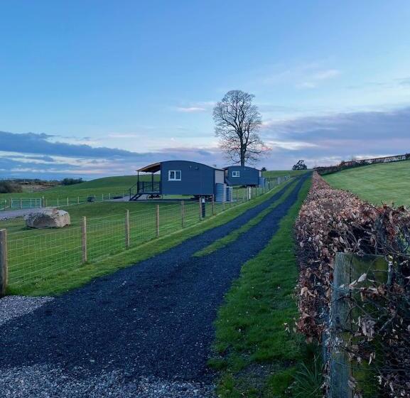 בונגלו משפחתי, Capledrae Farmstay Shepherds Huts