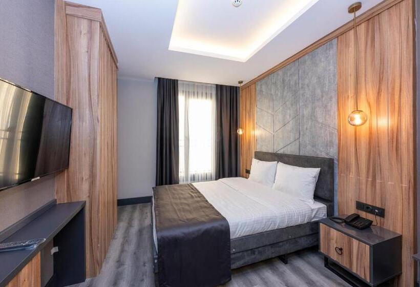 اتاق استاندارد, The Nirvanas