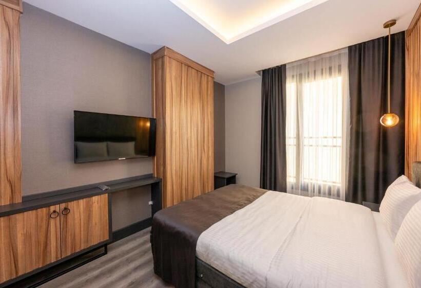 اتاق استاندارد, The Nirvanas