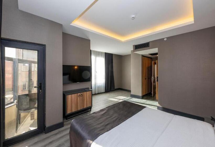 اتاق استاندارد با بالکن, The Nirvanas