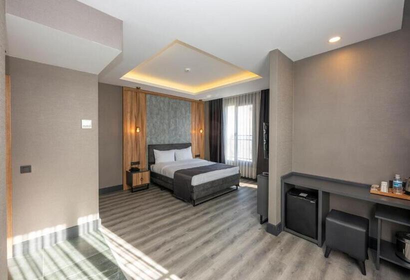 اتاق استاندارد با بالکن, The Nirvanas