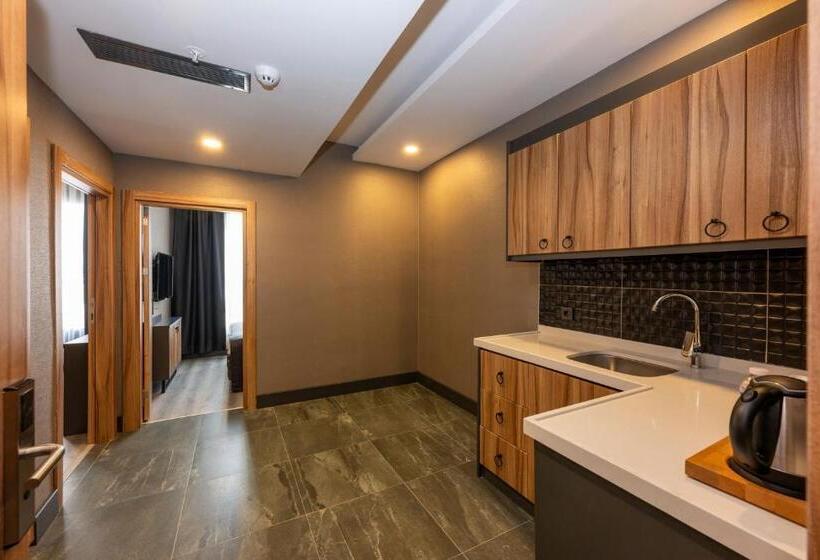 اتاق خانوادگی, The Nirvanas