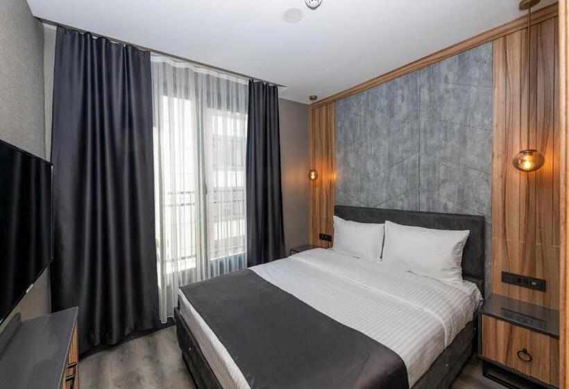 اتاق خانوادگی, The Nirvanas