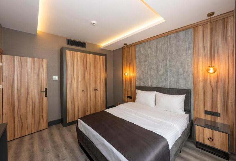 اتاق خانوادگی, The Nirvanas