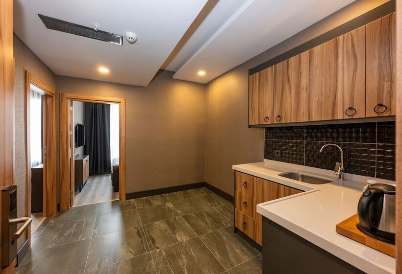 اتاق خانوادگی, The Nirvanas