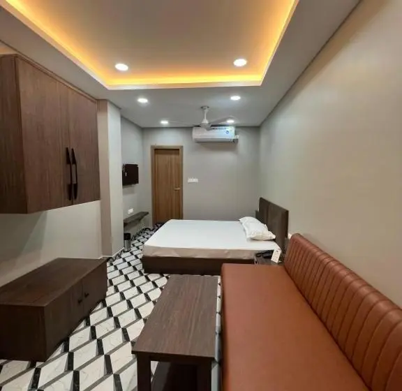 Deluxe-huone, Tics