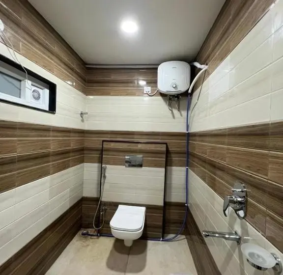 Deluxe-huone, Tics