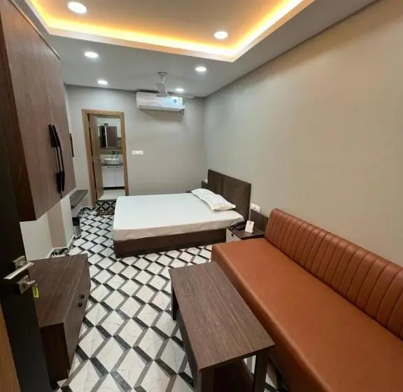 Deluxe-huone, Tics