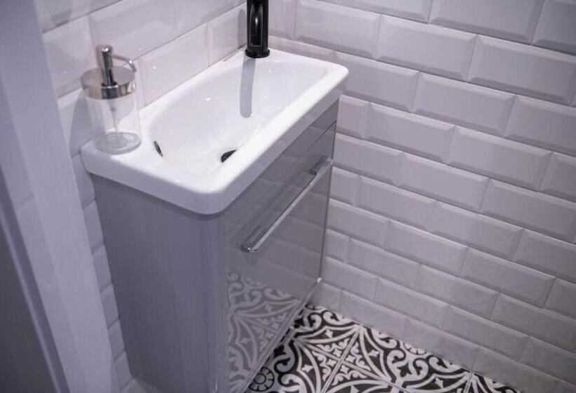 آپارتمان 1 خوابه, Stylish King Size Room In Modern Renovated House