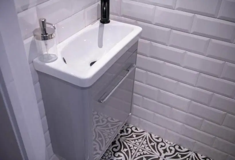 Huoneisto 1 Makuuhuone, Stylish King Size Room In Modern Renovated House
