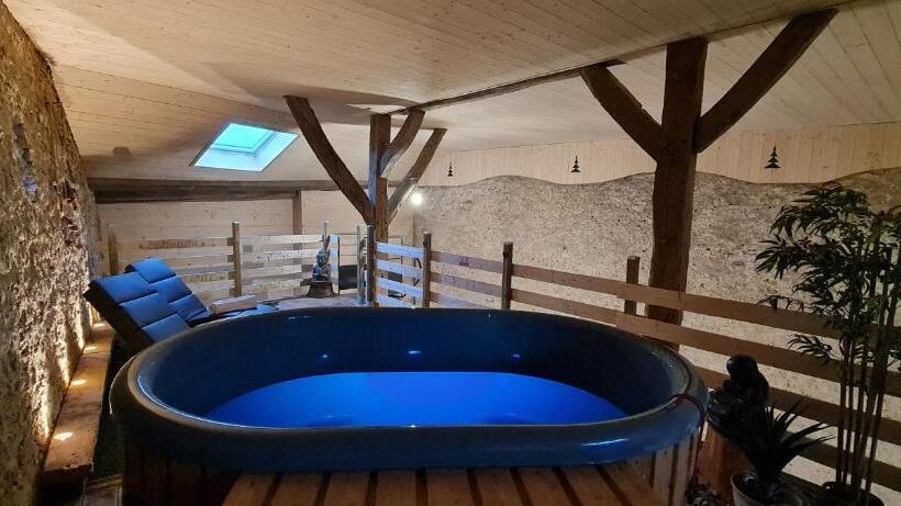 Люкс с гидромассажем, La Cabane Et Spa Chez Jules