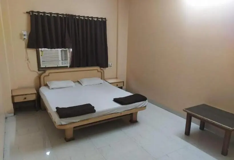 Chambre Deluxe, Pritam Palace , Dhule
