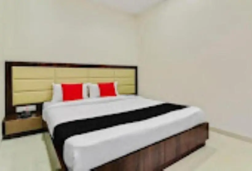Chambre Deluxe, Pritam Palace , Dhule