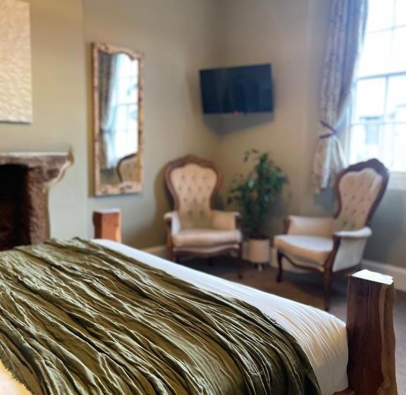 חדר דלוקס, The Roost