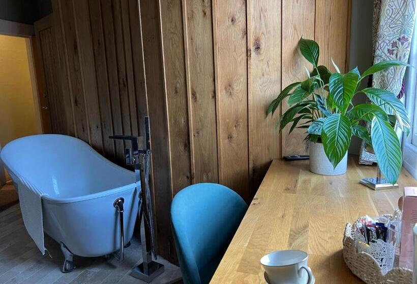 Номер Deluxe, The Roost