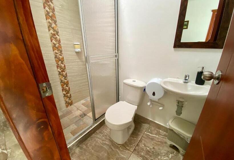 اتاق استاندارد سه تخته با سرویس بهداشتی مشترک, Casa Lubel