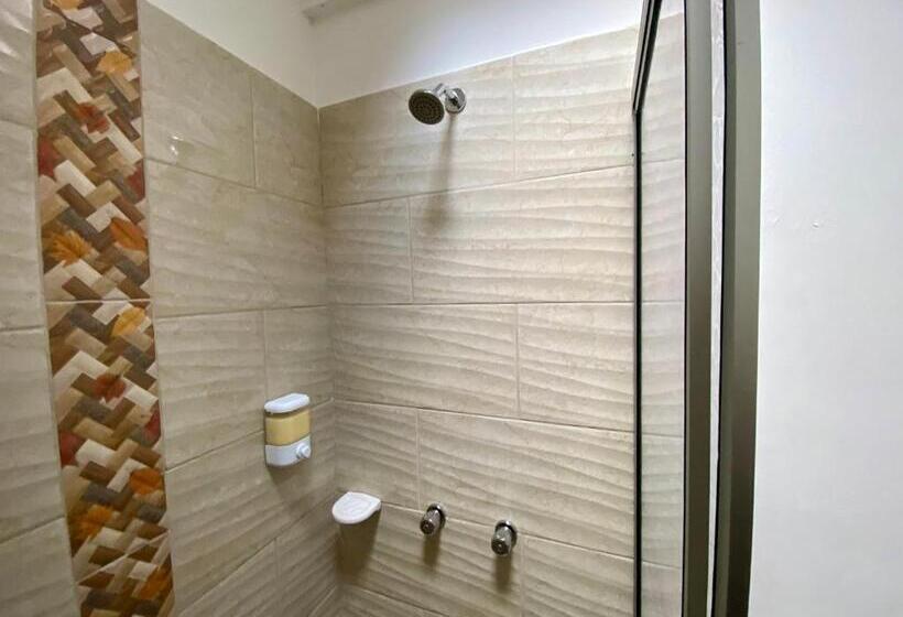 اتاق استاندارد چهارنفره با سرویس بهداشتی مشترک, Casa Lubel